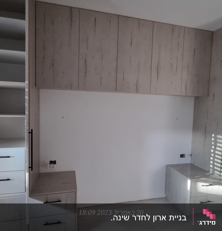 ארונות עץ עם מדפים ומגירות פתוחים